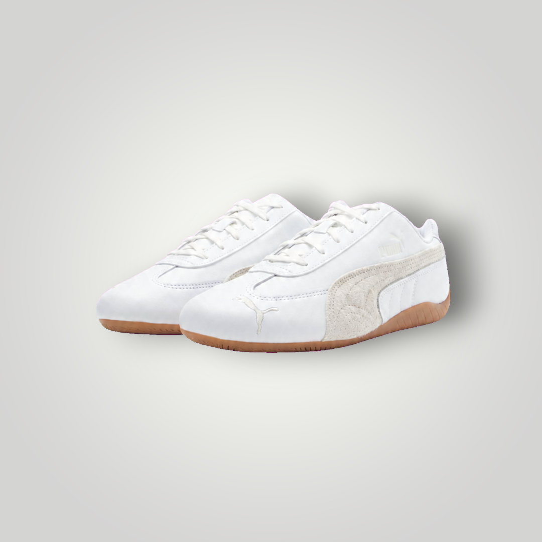 NDO Clothing Puma Speedcat Unisex Sneaker in Weiss und Warmweiss mit flacher Gummisohle und Schnürung