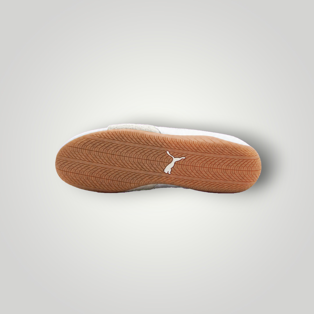 NDO Clothing Puma Speedcat Unisex Sneaker in Weiß mit flacher, brauner Gummisohle und markantem Logo-Profil.