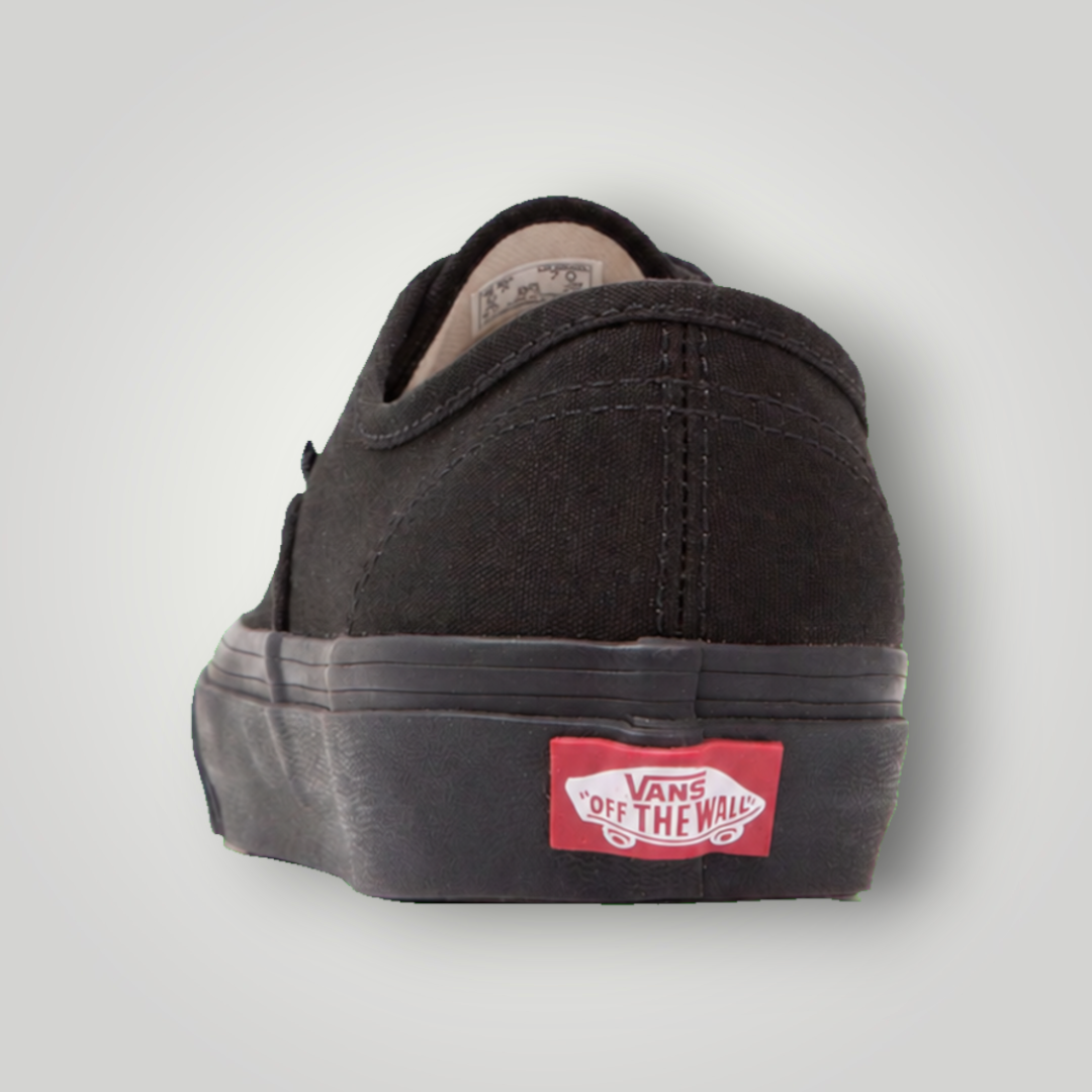 NDO Clothing Vans Authentic Sneaker in Schwarz aus Canvas mit rotem Logo-Patch an der Ferse, Rückansicht