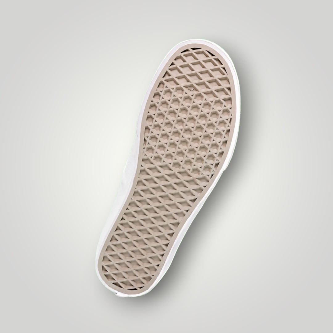 NDO Clothing Vans Authentic Sneaker Sohle mit charakteristischem Waffelprofil in Beige auf grauem Hintergrund