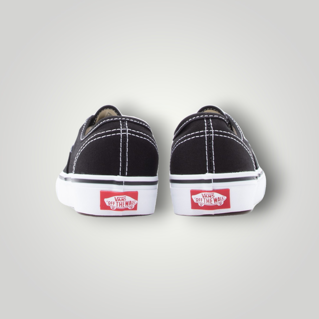 NDO Clothing Vans Authentic Unisex Sneaker in Schwarz aus Canvas mit weißer Sohle und rotem Fersenlogo von hinten