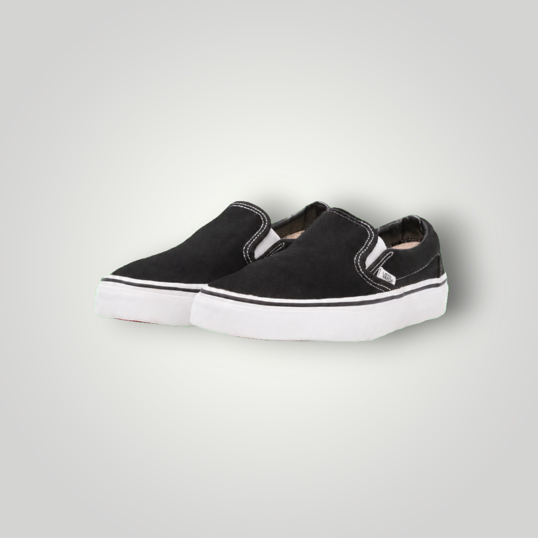 Schwarze Vans CLASSIC SLIP-ON Sneaker aus Canvas mit weißer Gummisohle und elastischen Einsätzen von NDO Clothing