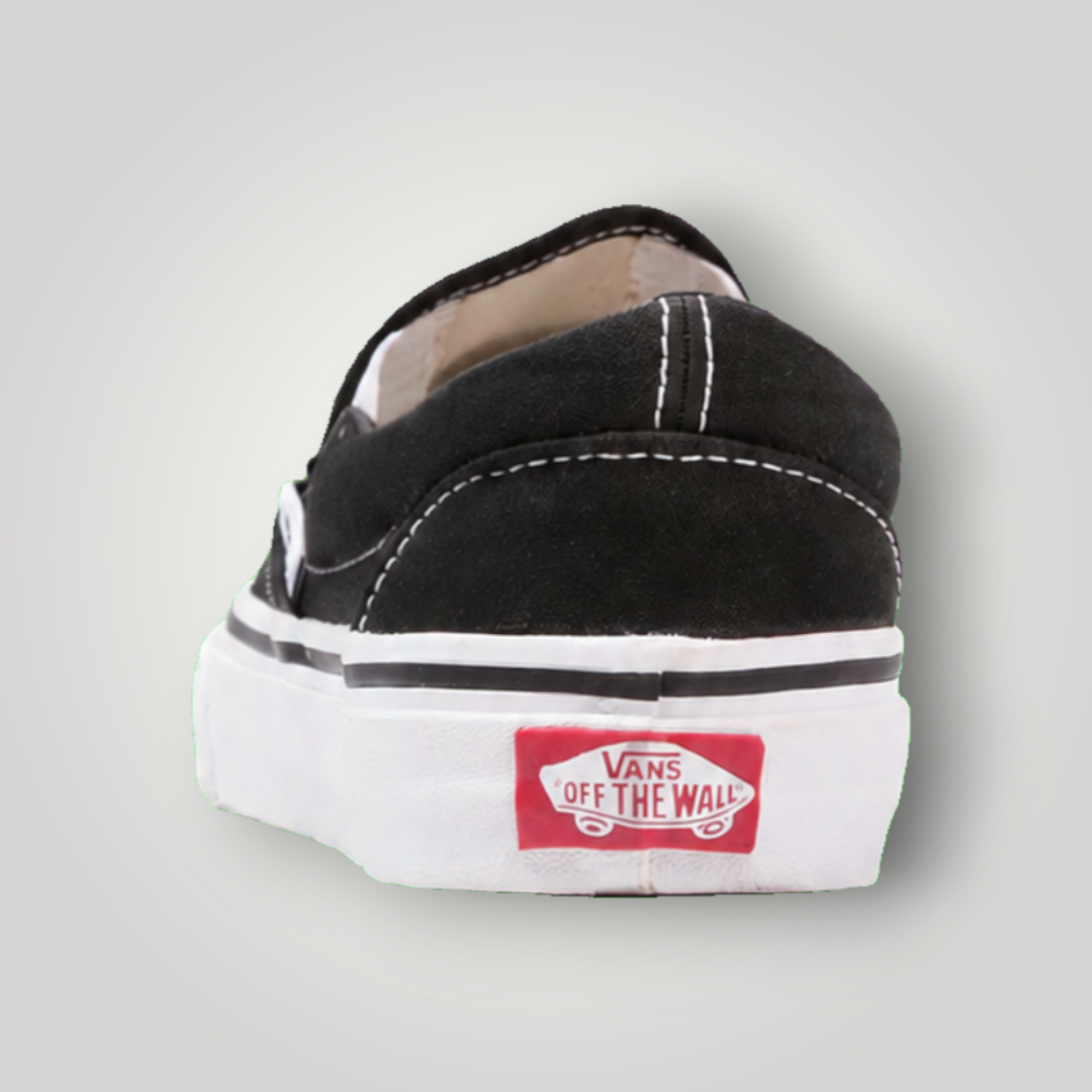 NDO Clothing Vans Classic Slip-On Sneaker in Schwarz aus Canvas mit markantem Off The Wall Logo an der Ferse