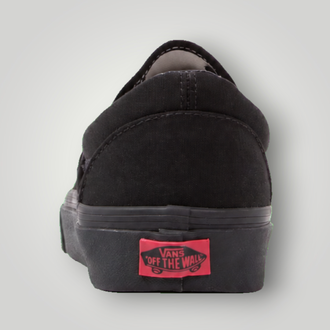 NDO Clothing Vans Classic Slip-On in Schwarz aus Canvas mit charakteristischem rotem Logo an der Ferse
