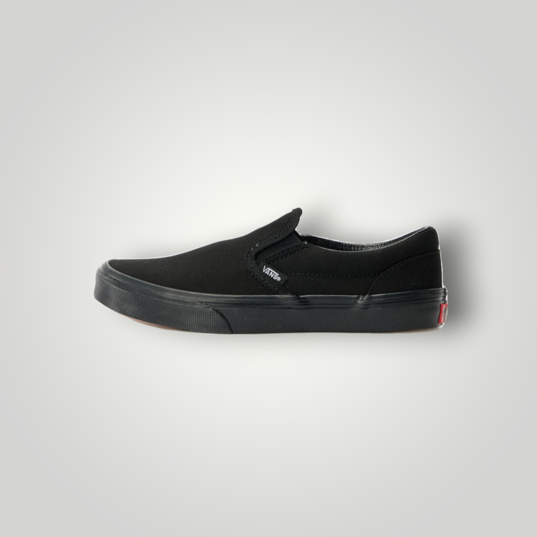 NDO Clothing Vans Classic Slip-On in Schwarz aus Textil mit flacher Sohle und seitlichem Elastikeinsatz