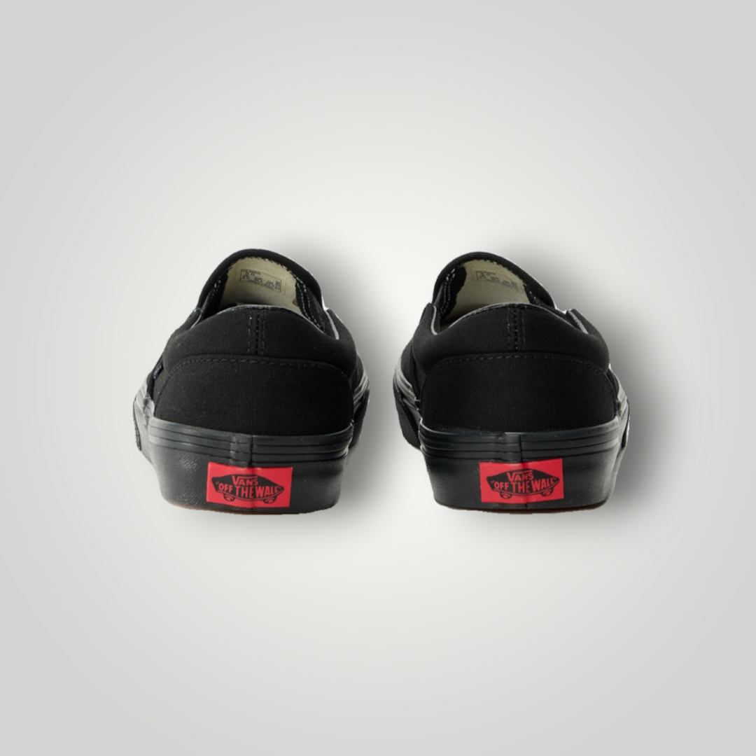 NDO Clothing Vans Classic Slip-On Sneaker in Schwarz mit rotem Fersenlogo, Rückansicht