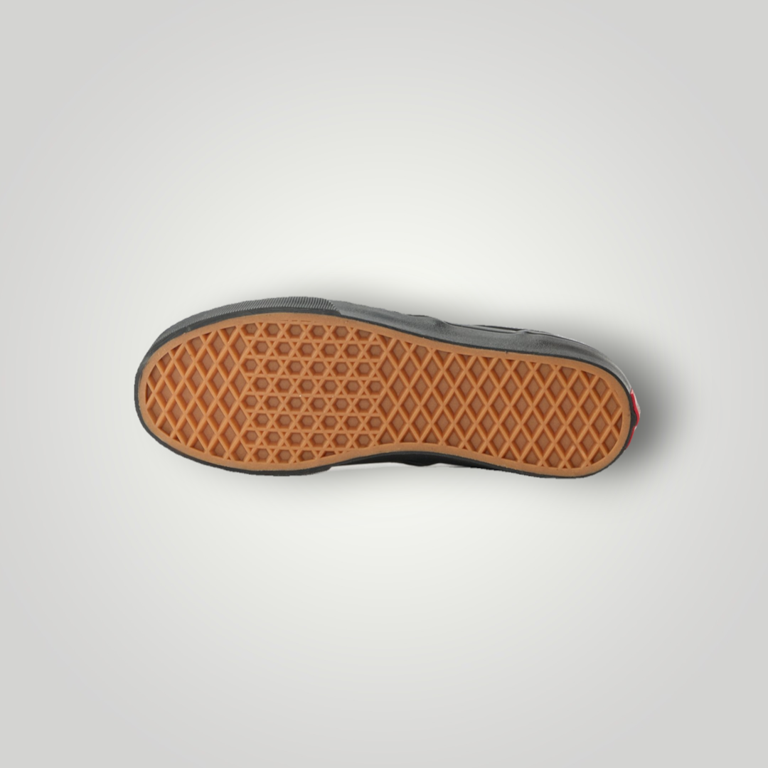 NDO Clothing Vans Classic Slip-On Schuh mit charakteristischer brauner Waffelprofil-Gummisohle von unten