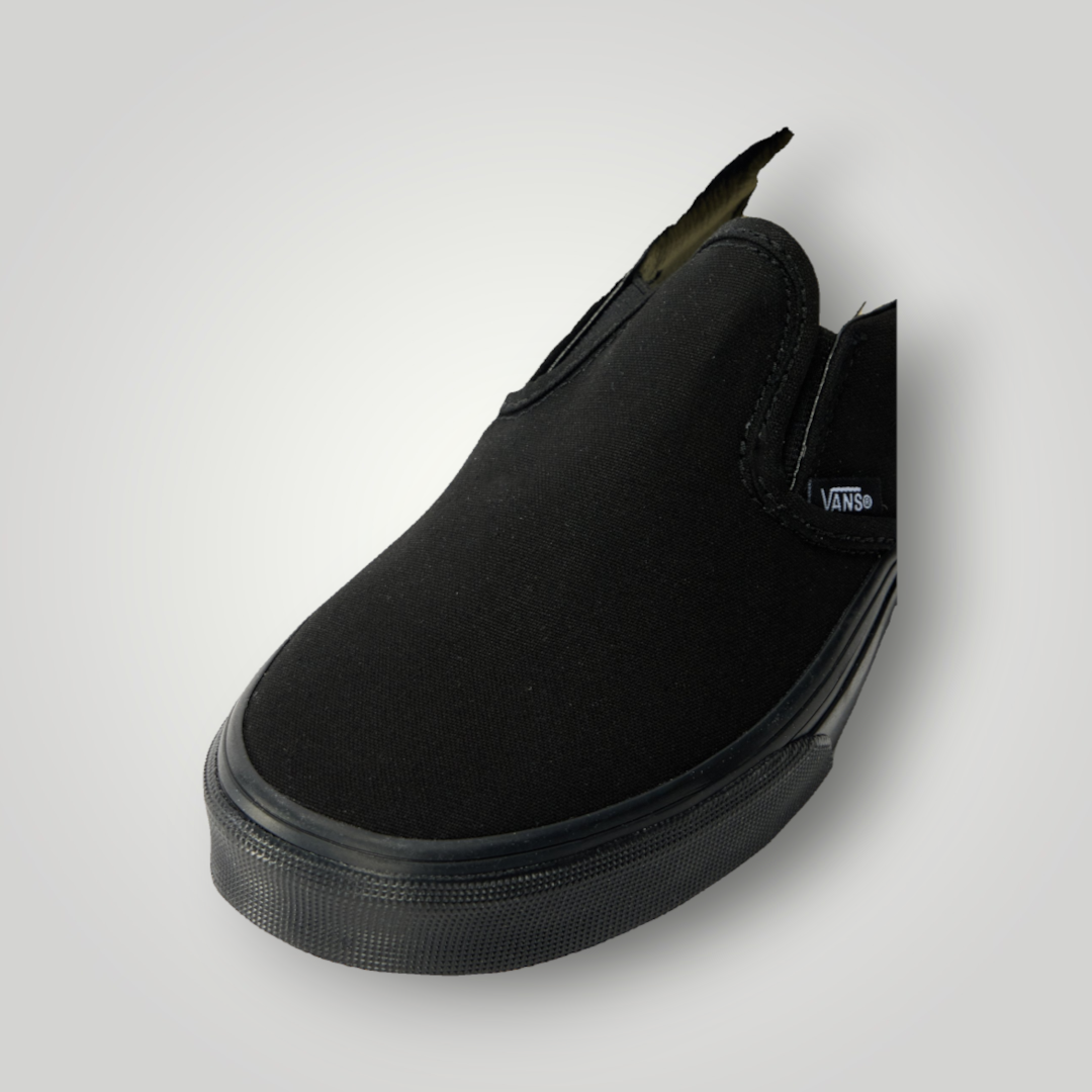 Schwarzer Vans CLASSIC SLIP ON Unisex-Schuh aus Textil mit flacher Gummisohle und elastischen Einsätzen von NDO Clothing