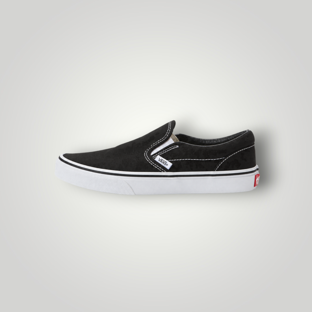 NDO Clothing Vans Classic Slip-On Sneaker in Schwarz aus Canvas mit weißer Gummisohle und seitlichem Elastikeinsatz