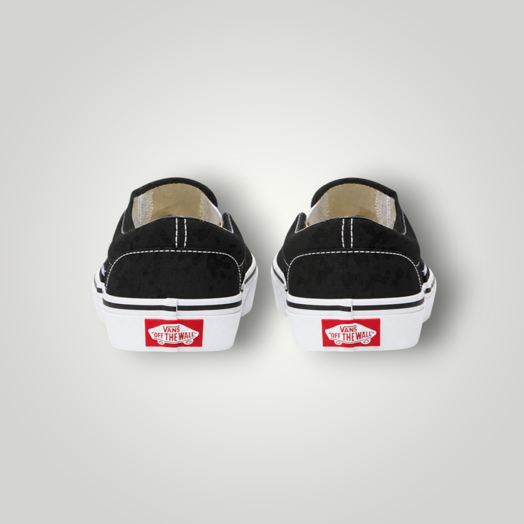 NDO Clothing Vans Classic Slip-On Sneaker in Schwarz mit weißer Gummisohle und rotem Fersenlogo, Rückansicht