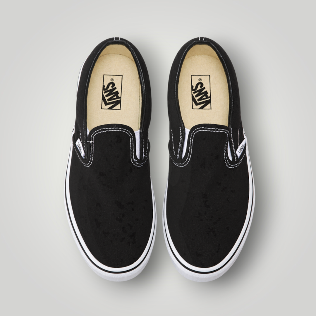 NDO Clothing Vans Classic Slip-On Sneaker in Schwarz aus Canvas mit weißer Gummisohle und elastischen Einsätzen