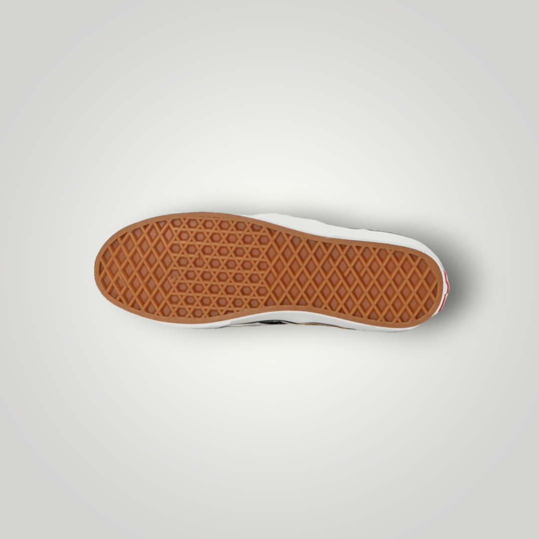 NDO Clothing Vans Classic Slip-On Schuh mit charakteristischer brauner Waffel-Gummisohle von unten betrachtet