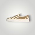 NDO Clothing Vans Classic Slip-On Sneaker in mittelbraunem Canvas mit ikonischem Schachbrettmuster und Gummisohle.