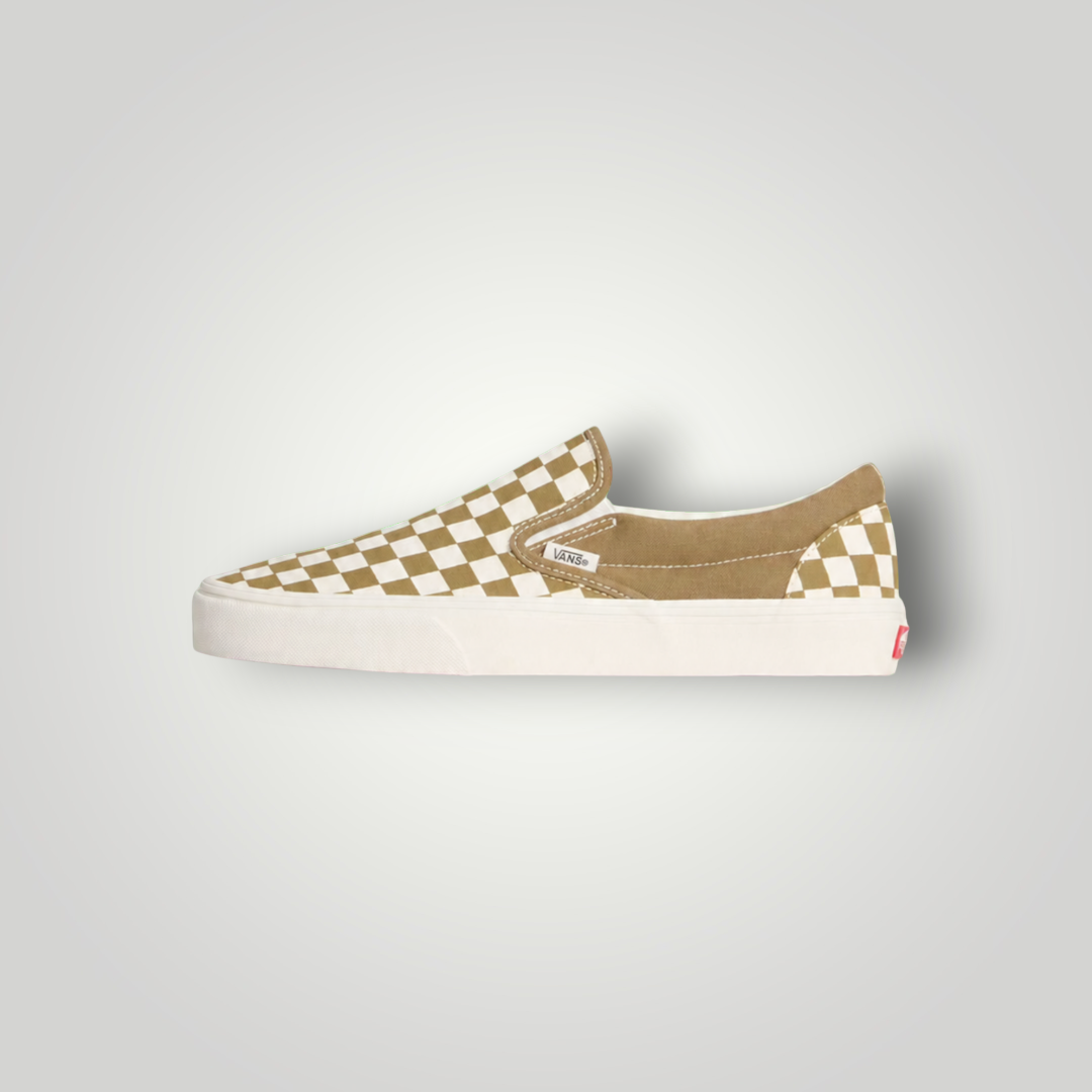 NDO Clothing Vans Classic Slip-On Sneaker in mittelbraunem Canvas mit ikonischem Schachbrettmuster und Gummisohle.