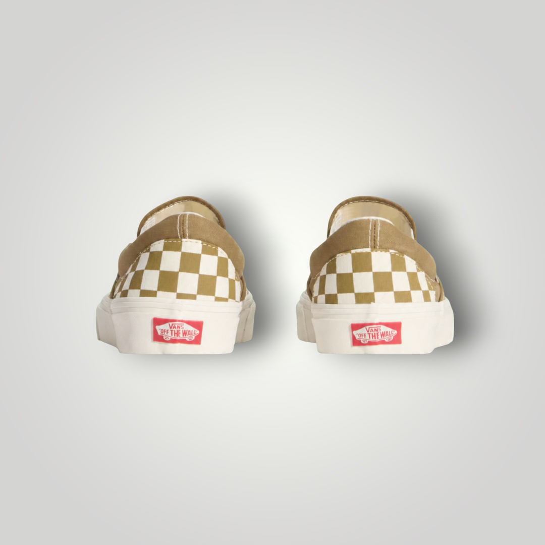 NDO Clothing Vans Classic Slip-On Sneaker in Mittelbraun mit ikonischem Schachbrettmuster und Gummisohle von hinten