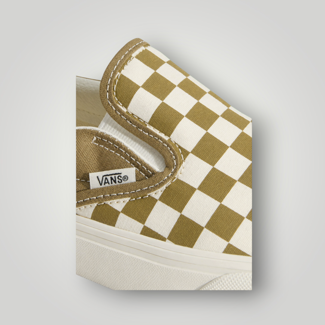 NDO Clothing Vans Classic Slip-On Sneaker in mittelbraunem Canvas mit ikonischem Schachbrettmuster und Gummisohle