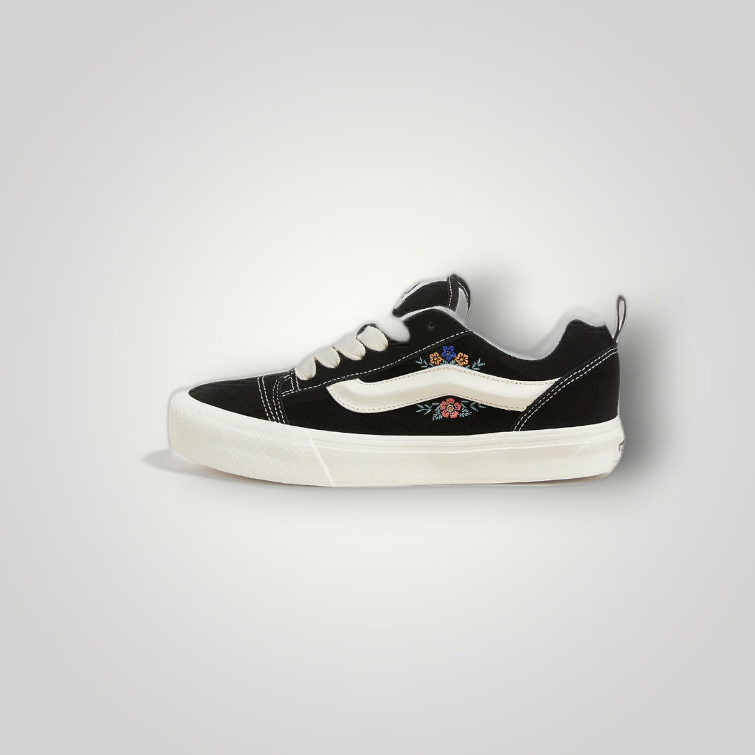 NDO Clothing Vans KNU SKOOL Sneaker in Schwarz mit weißem Seitenstreifen, Blumenstickerei und flacher Gummisohle