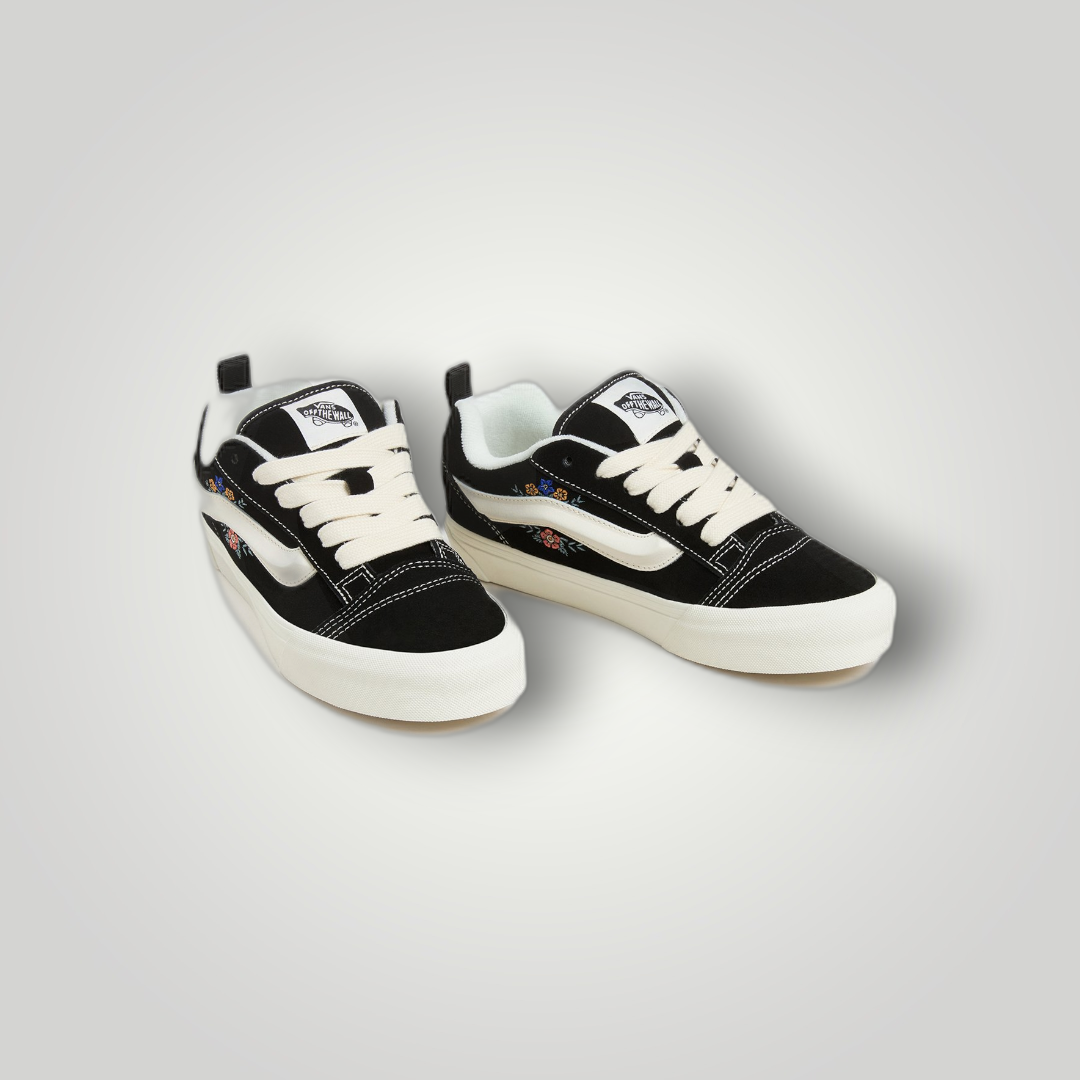 NDO Clothing Vans KNU SKOOL Sneaker in Schwarz mit Blumenstickerei, weißem Seitenstreifen und dicken Schnürsenkeln