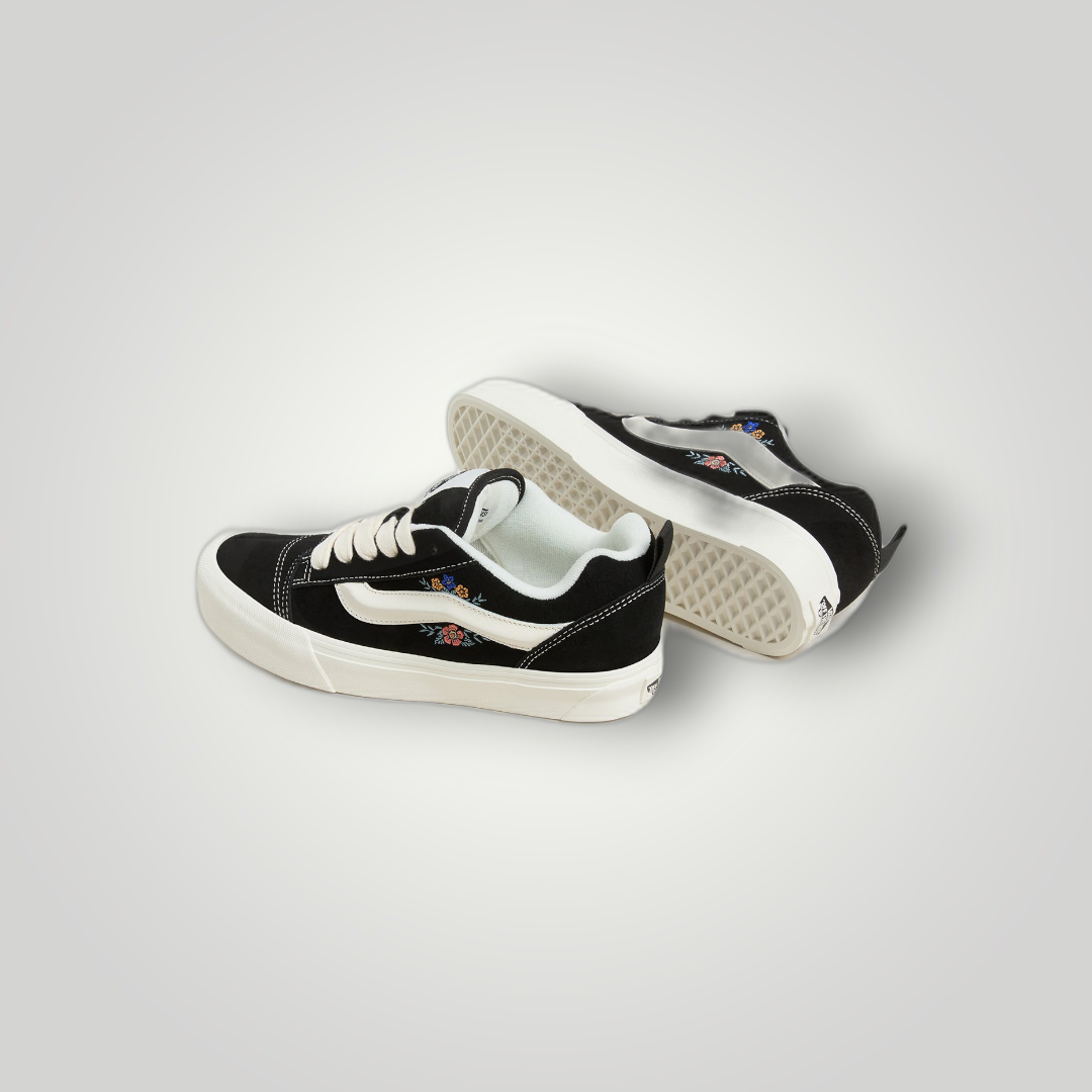 NDO Clothing Vans KNU SKOOL Sneaker in Schwarz mit Blumenstickerei, weißem Lederstreifen und robuster Gummisohle.