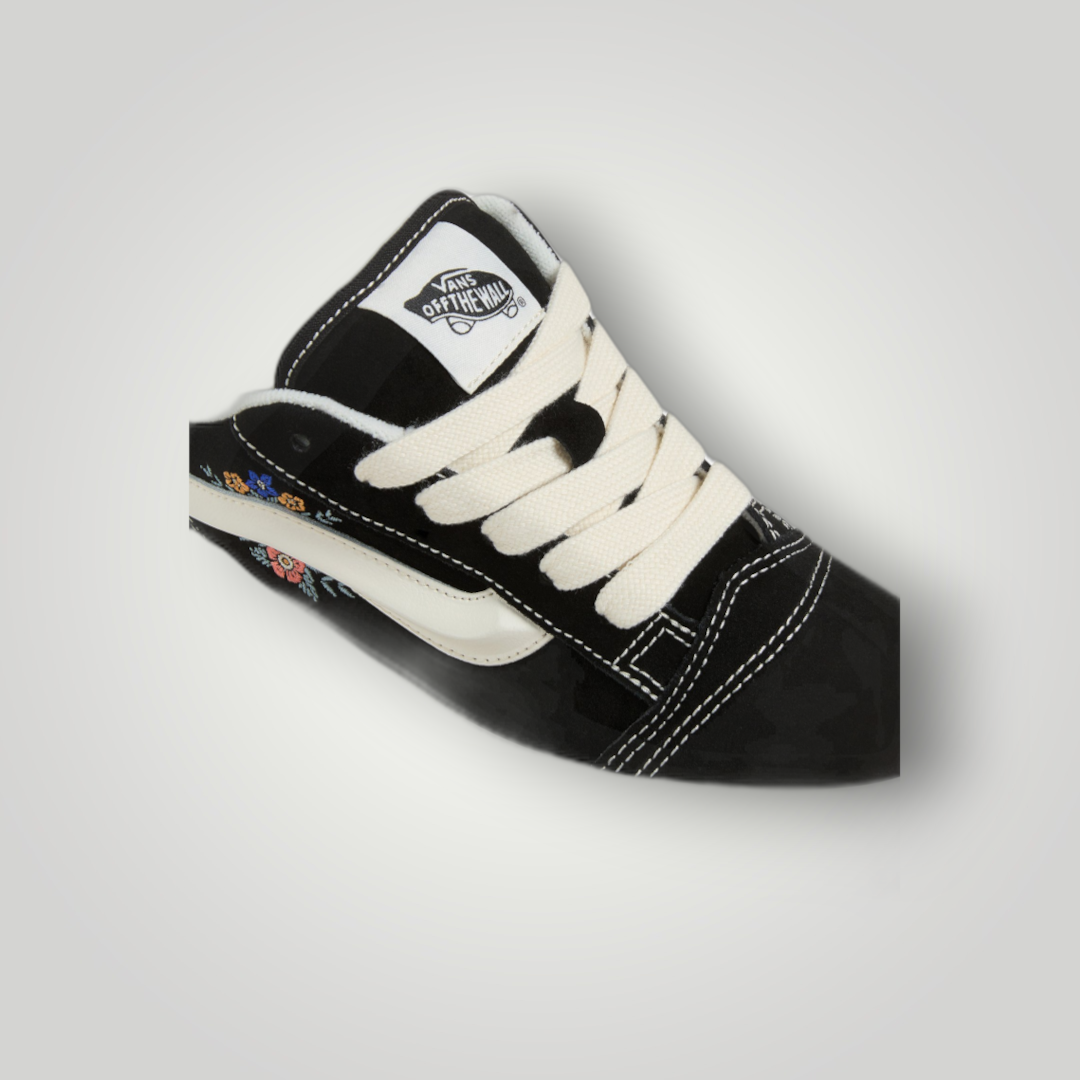 NDO Clothing Vans Knu Skool Sneaker in Schwarz mit weißem Seitenstreifen, dicken Schnürsenkeln und Blumenstickerei.