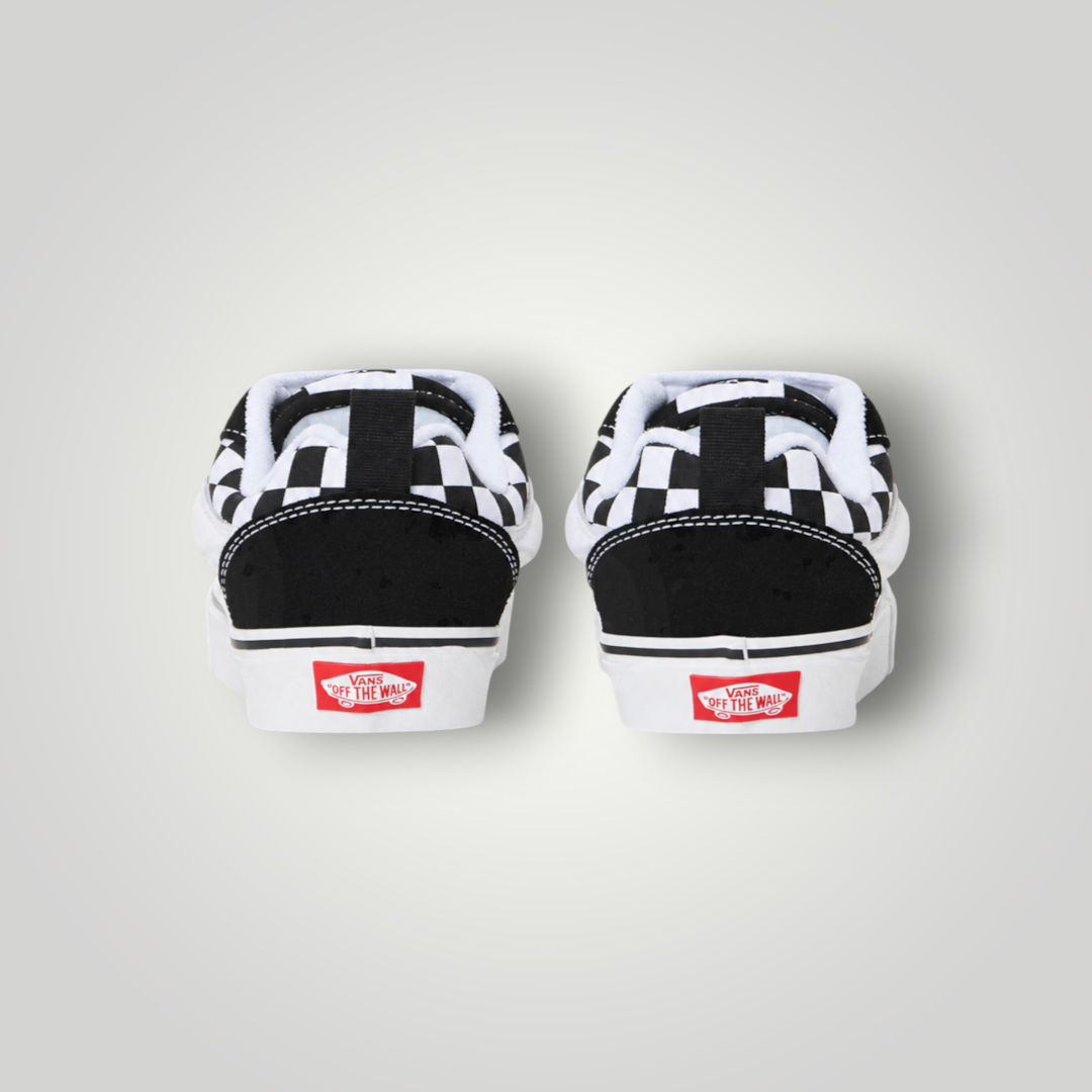 Rückansicht der Vans KNU SKOOL Sneaker von NDO Clothing in Schwarz-Weiß mit kariertem Muster und Fersenlasche.