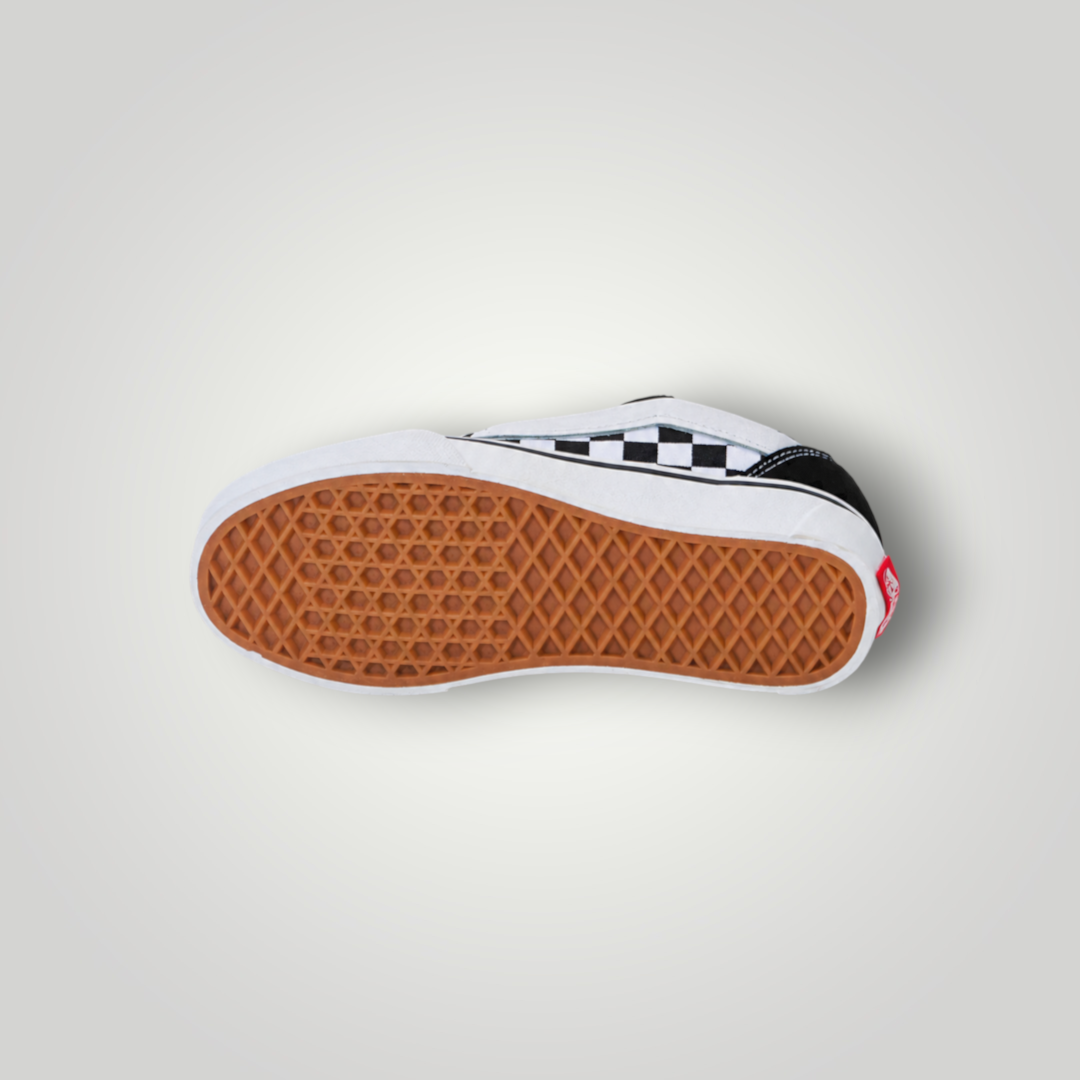 NDO Clothing Vans KNU SKOOL Sneaker in Schwarz und Weiß mit charakteristischer Waffelprofil-Gummisohle von unten