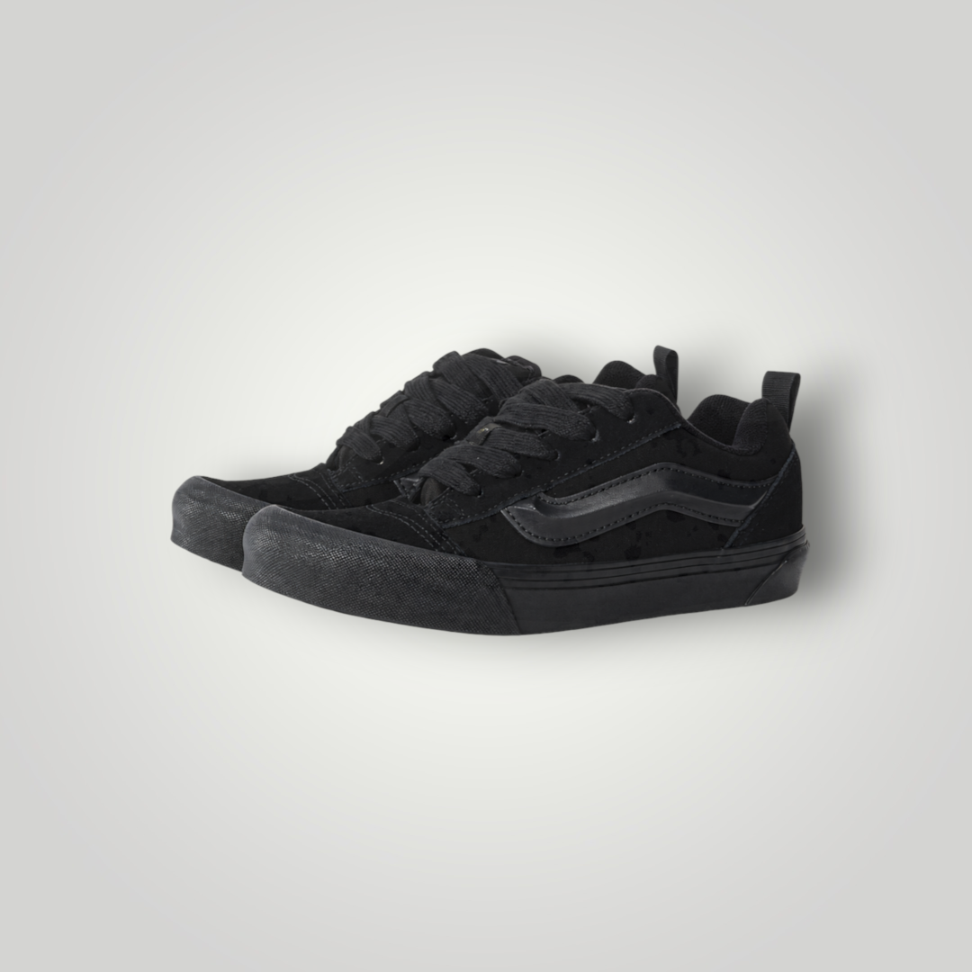 NDO Clothing Vans KNU SKOOL Skateschuh in Triple Black aus Leder und Textil mit markanter Schnürung und Zuglasche