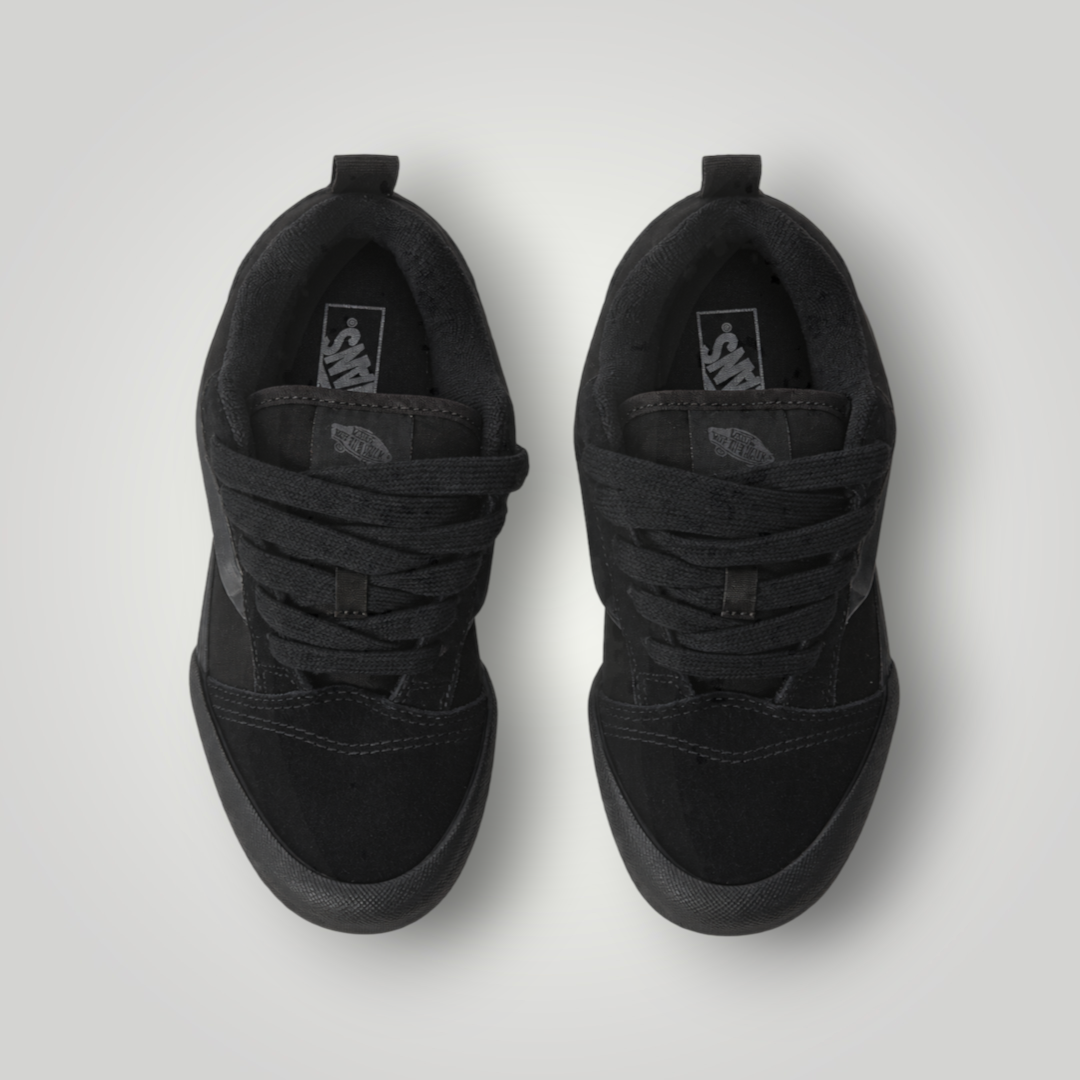 NDO Clothing Vans KNU SKOOL Skateschuhe in Triple Black aus Leder und Textil mit dicker Schnürung, Draufsicht