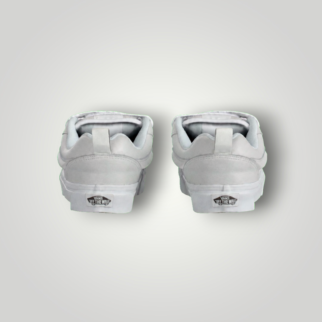 NDO Clothing Vans KNU SKOOL Unisex Skateschuhe in Weiß, Rückansicht mit charakteristischem Logo an der Ferse