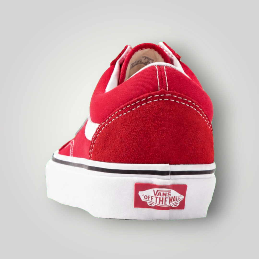 Rückansicht des Vans OLD SKOOL Sneakers in Racing Red und True White von NDO Clothing mit charakteristischer Sohle