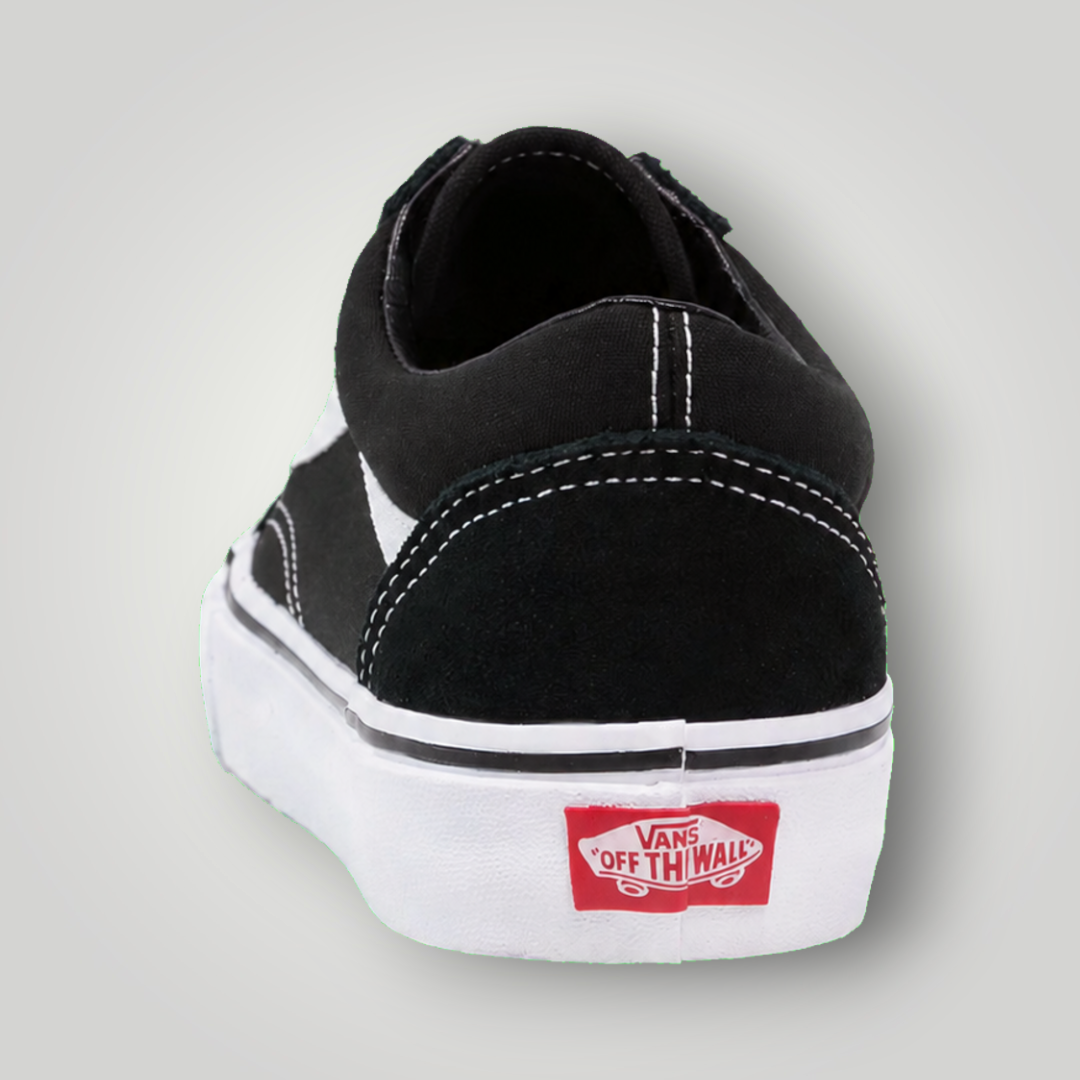 NDO Clothing Vans Old Skool Unisex Sneaker in Schwarz mit weißer Sohle und rotem Logo-Patch an der Ferse
