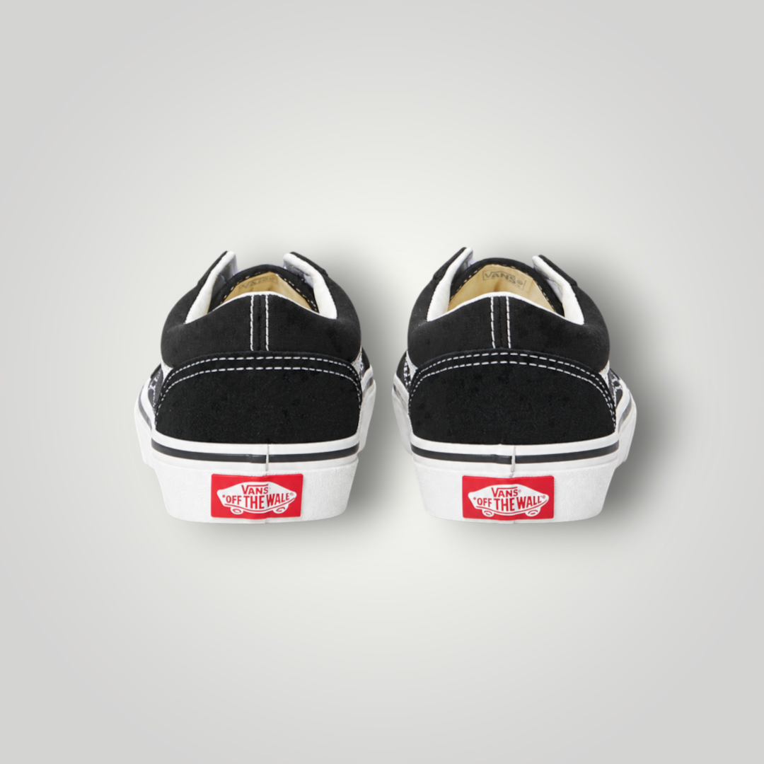 NDO Clothing Vans Old Skool Sneaker in Schwarz und Weiß, Rückansicht mit rotem Off The Wall Logo auf der Sohle