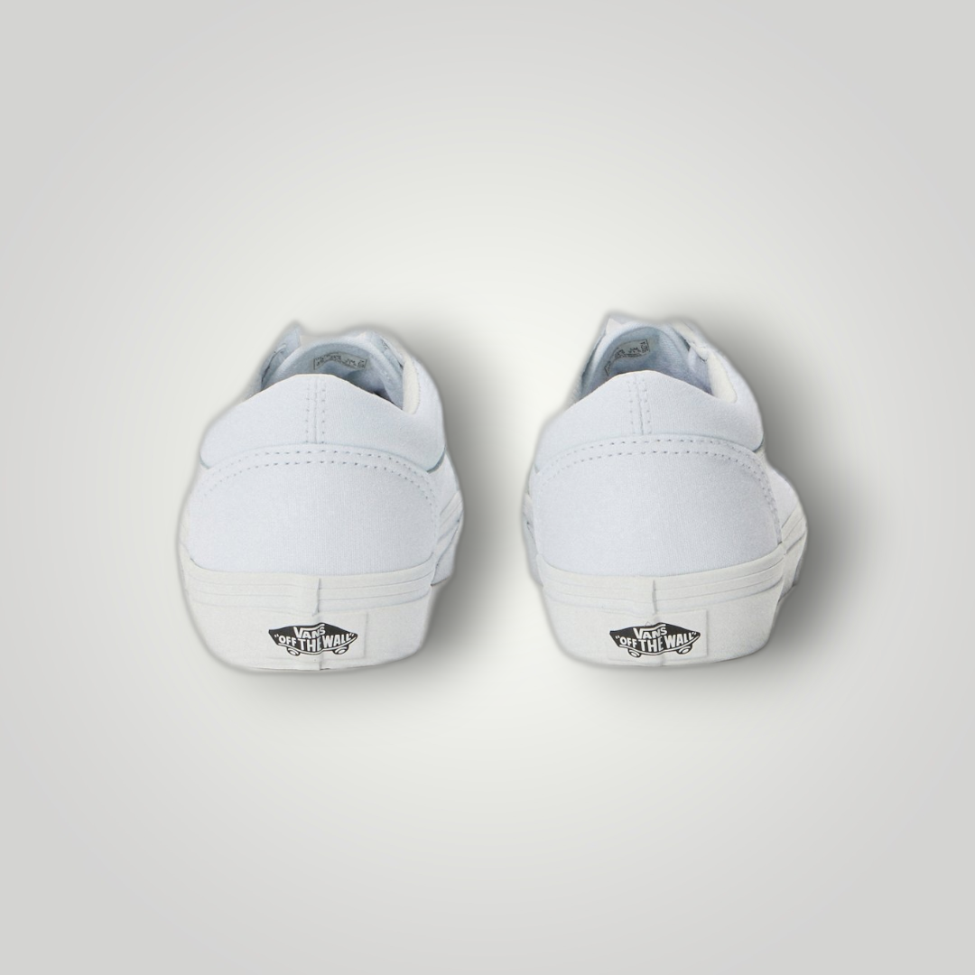 Rückansicht der weißen Vans Old Skool Unisex Canvas Sneaker von NDO Clothing mit flacher Sohle und Logo-Detail