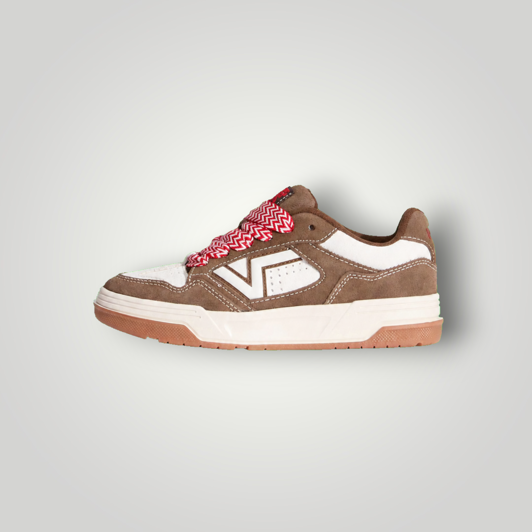 NDO Clothing Vans UPLAND Sneaker in Mittelbraun aus Veloursleder mit markanten rot-weißen Schnürsenkeln