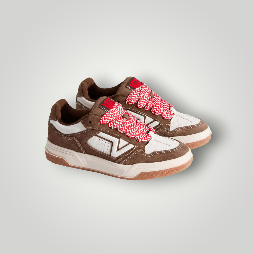 NDO Clothing Vans UPLAND Sneaker in Mittelbraun aus Veloursleder mit markanten rot-weißen Schnürsenkeln