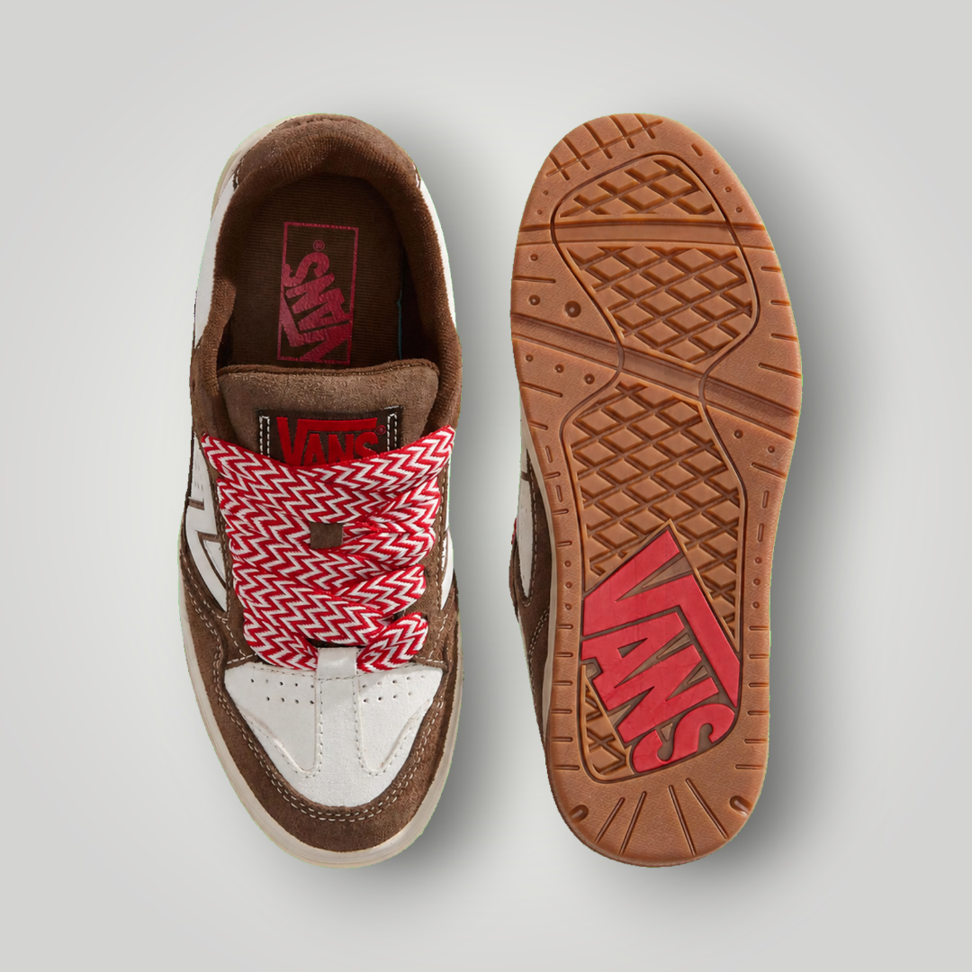 NDO Clothing Vans UPLAND Sneaker in Mittelbraun aus Veloursleder mit auffälligen rot-weißen Schnürsenkeln