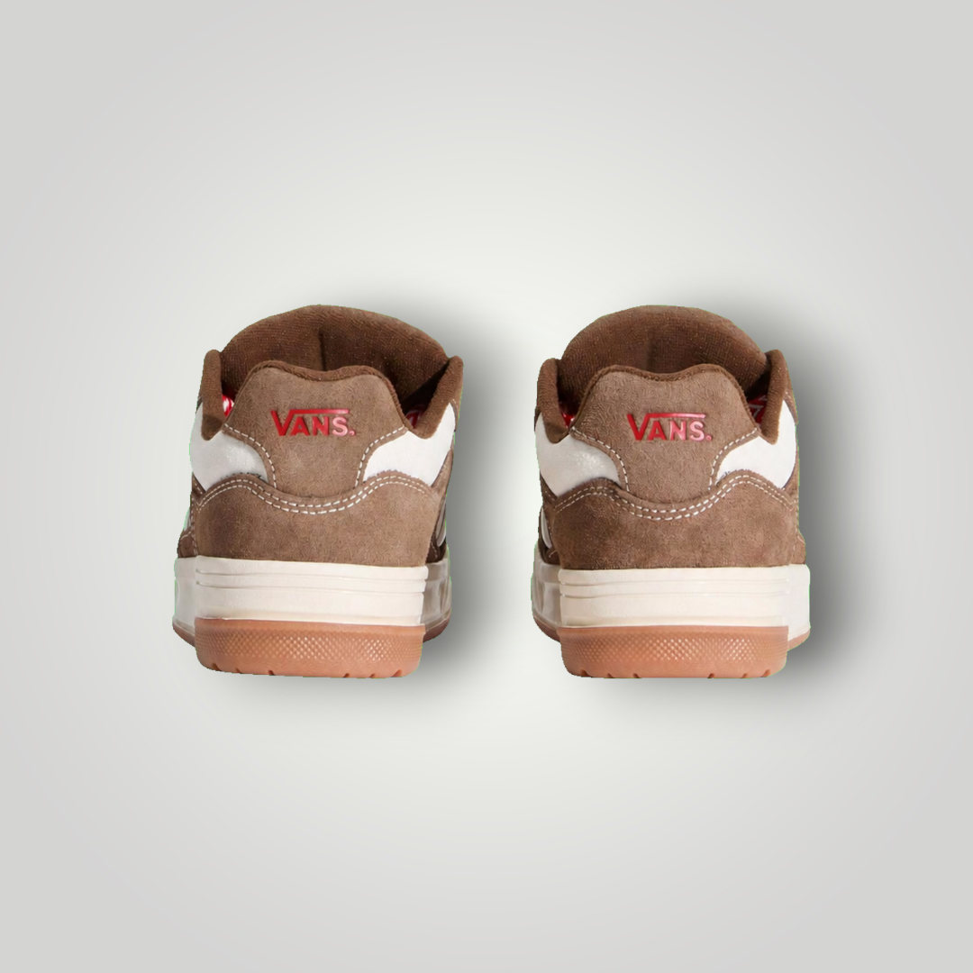 NDO Clothing Vans UPLAND Sneaker in Mittelbraun aus Veloursleder mit flacher Sohle und rotem Logo-Detail an der Ferse