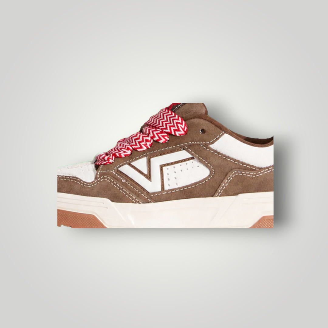 NDO Clothing Vans UPLAND Sneaker in Mittelbraun aus Veloursleder mit markanten rot-weißen Schnürsenkeln